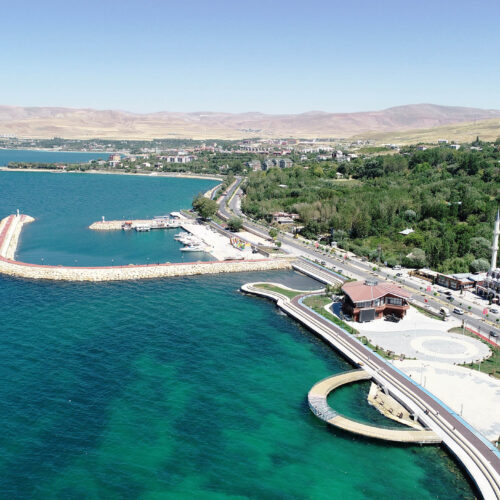 GÜNLÜK VAN GÖLÜNDE DJ EŞLIĞINDE TEKNE TURU